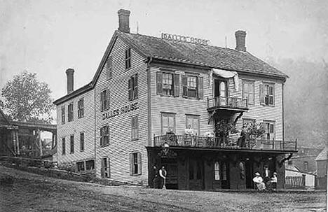 Black and white photo of 2 story building from early 1900's. The old Dalles House restaurant